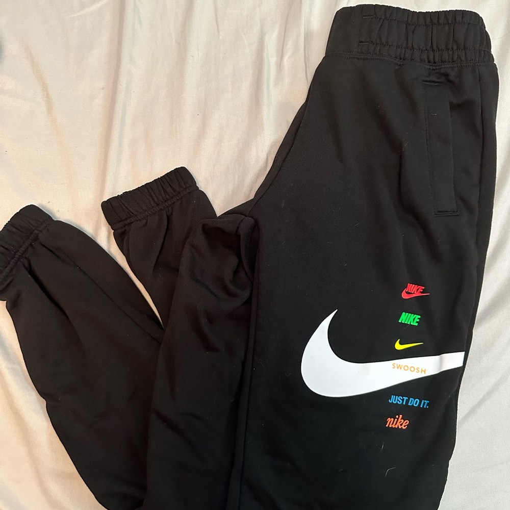 Nike Black Sweatpants Modern Sporty Design